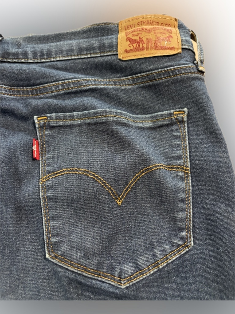 Levi’s 724 High-Rise Women's Jeans in Medium Dark Blue - Picture 8 of 8